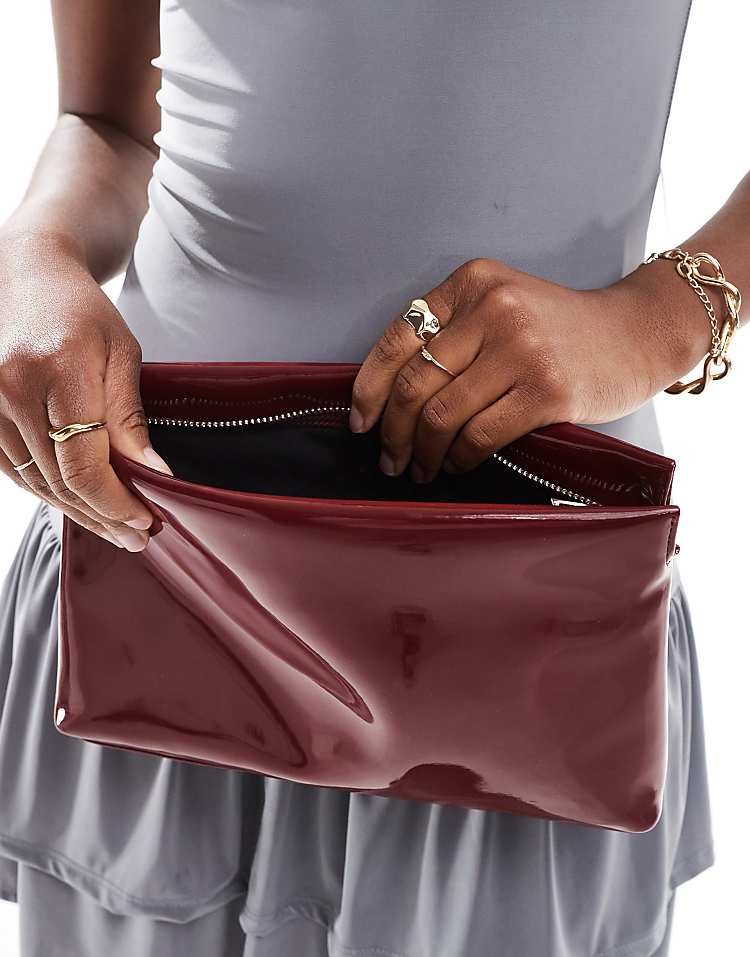 https://images.asos-media.com/products/asos-design-zip-top-clutch-in-burgundy/206554528-4?$n_750w$&wid=750&fit=constrain