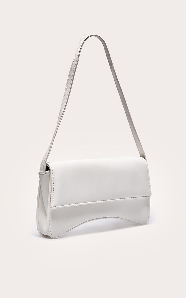 https://cdn-img.prettylittlething.com/0/a/8/3/0a83af3fa6ff61584da8e10096d51635ff891981_CMF6176_2_white_pu_flap_over_baguette_shoulder_bag.jpg
