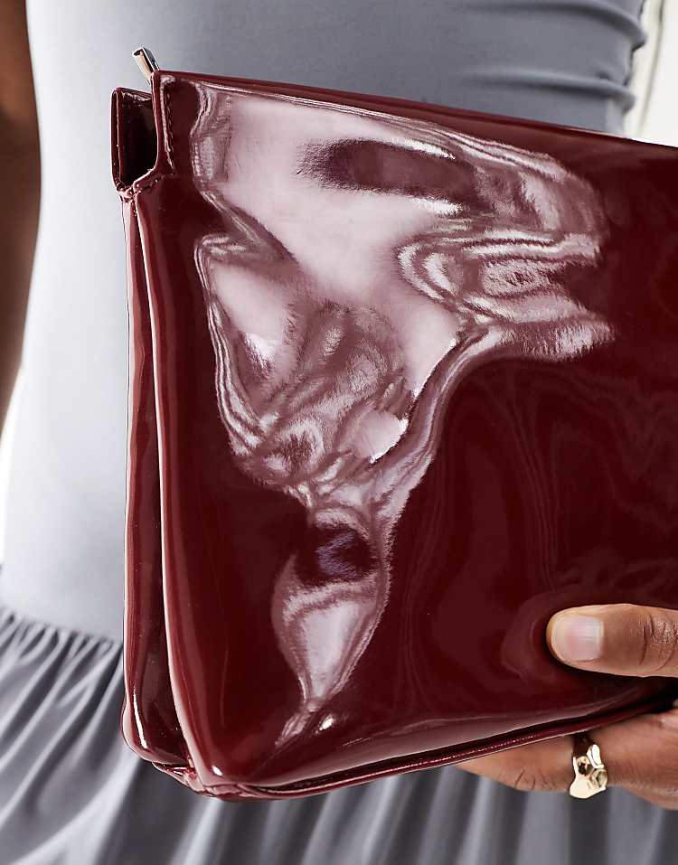 https://images.asos-media.com/products/asos-design-zip-top-clutch-in-burgundy/206554528-2?$n_750w$&wid=750&fit=constrain